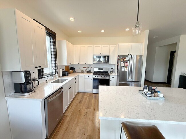 Building Photo - Modern Three Bedroom Townhome with Air Conditioning