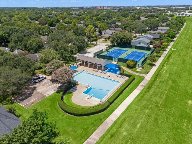 Building Photo - 2406 Parkwood Ln