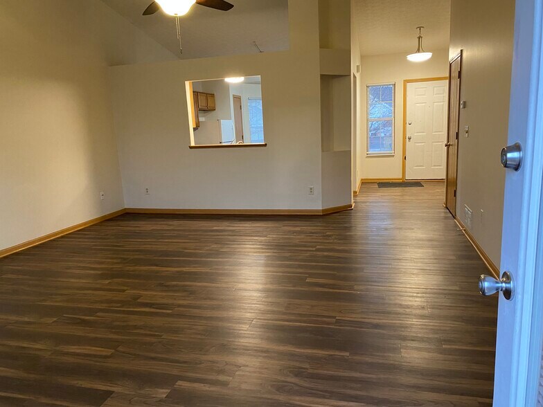 Building Photo - 4941 Petticoat Ct