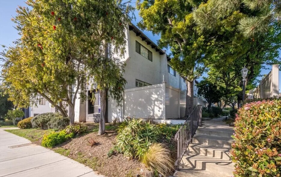 Building Photo - 2609 Nelson Ave