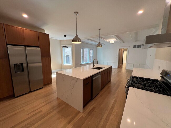 Building Photo - 5841 N Kenmore Ave