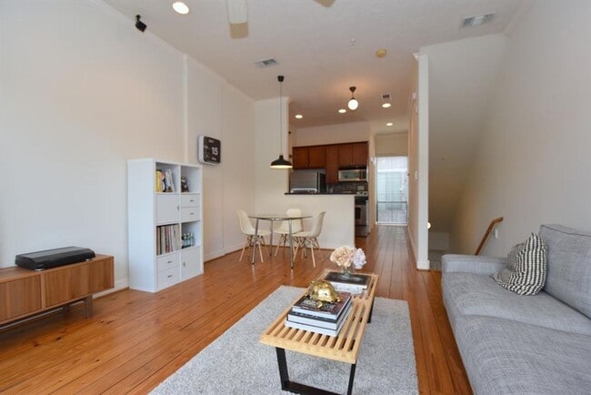 Building Photo - One-of-a-Kind Townhome in Desirable Midtown!