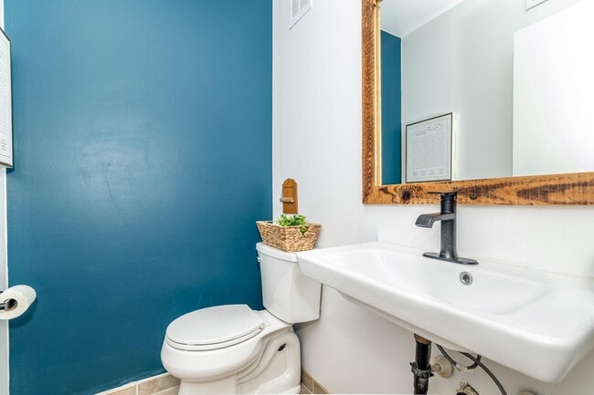 Building Photo - 1800 Lark Ln