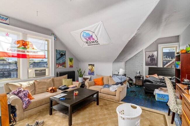 Building Photo - Massive  13-Bedroom House with huge Privat...