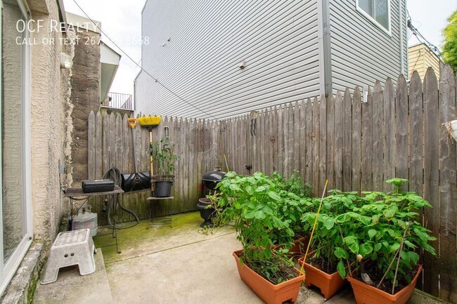 Building Photo - 1230 S 24th St