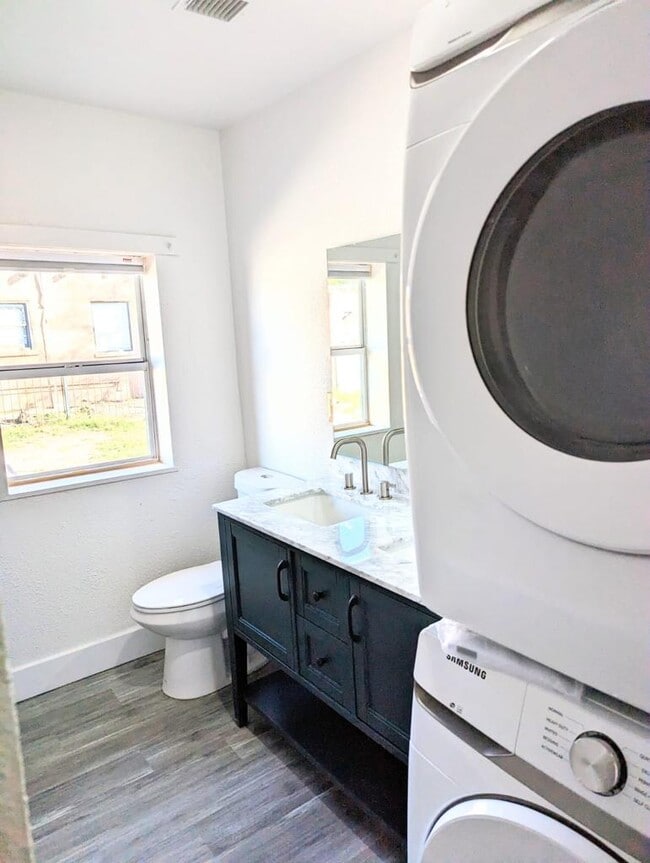 Building Photo - 127 E Fleming Ave