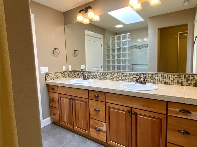 Building Photo - 3BR - 2.5 BA Charming Greenway Home in Lar...