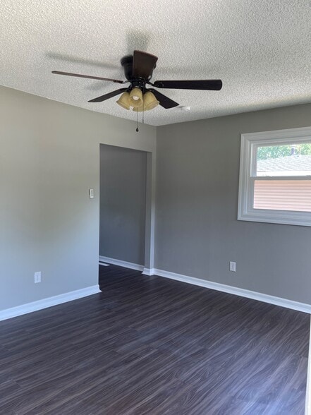 Living Room - 3052 S Franklin Ave