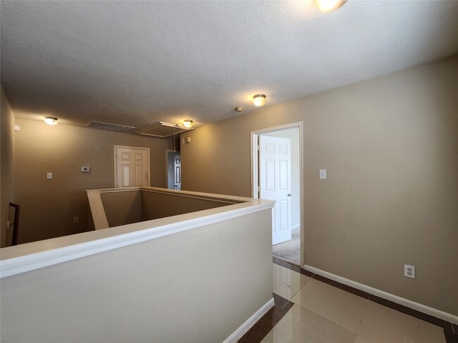 Building Photo - 11111 Valley Kings Dr