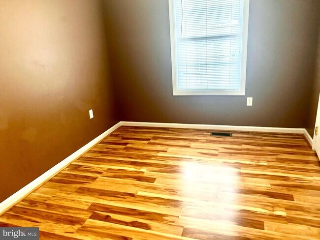 Building Photo - 104 Meadowbrook Dr