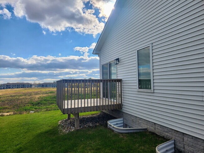 Building Photo - 2728 Yordi Dr