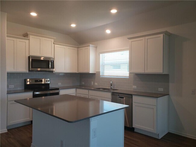 Building Photo - 104 Mountain Maple St