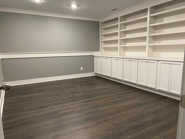 Building Photo - 4 Bedroom Home w/ Office and 3 Car Garage