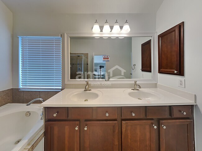 Building Photo - 2914 Crescent Oaks Park Ln