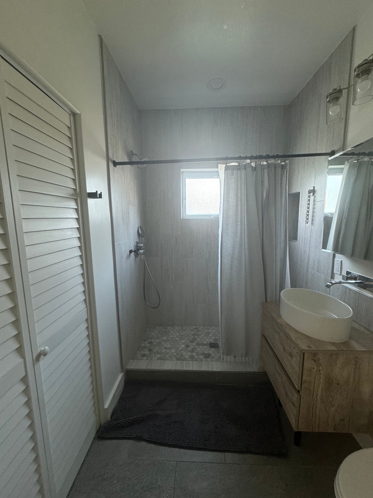 bathroom - 648 E Fairview Blvd