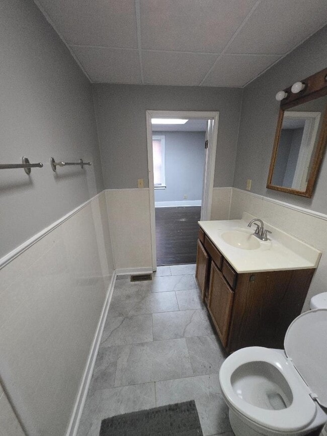 Building Photo - 2240 White Oak Ave