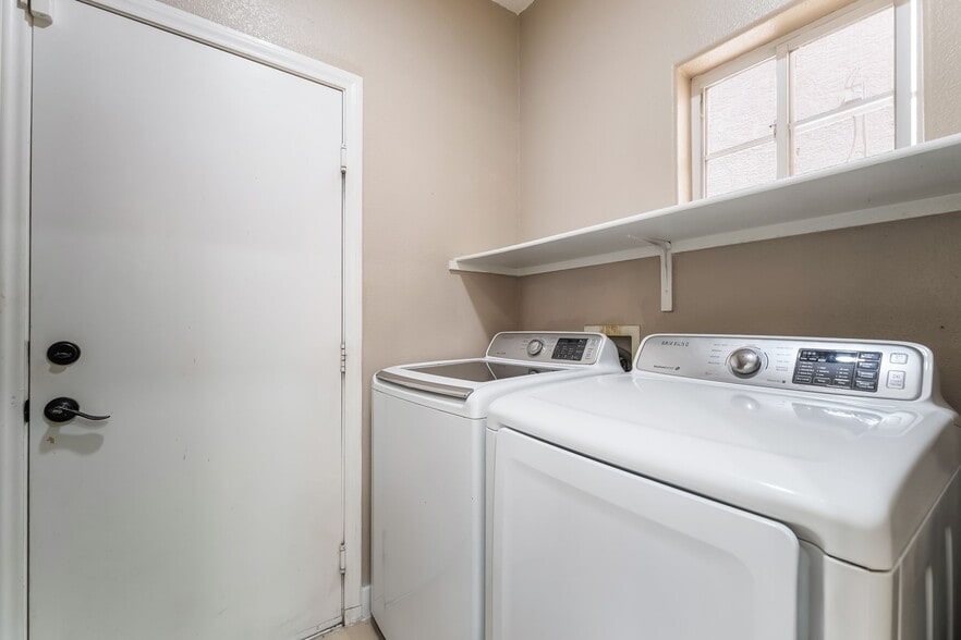 Laundry area featuring washing machine and clothes dryer - 1179 Antoinette St