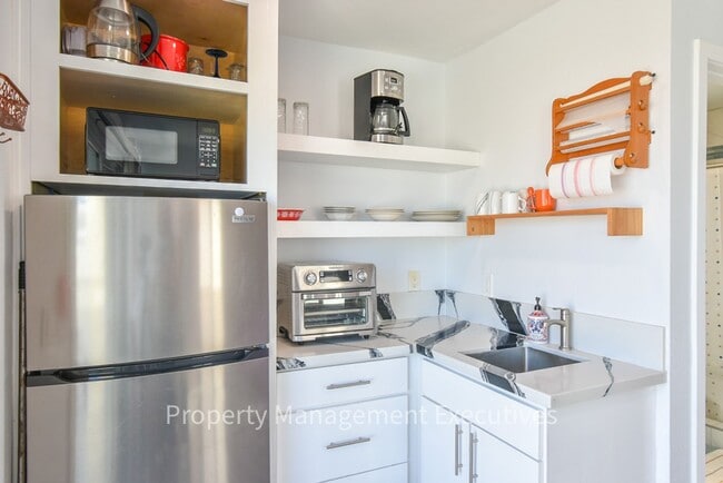 Building Photo - Adorable Studio with an Ocean View