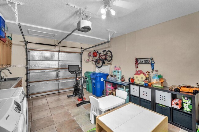 Building Photo - 10112 Royal Palm Blvd