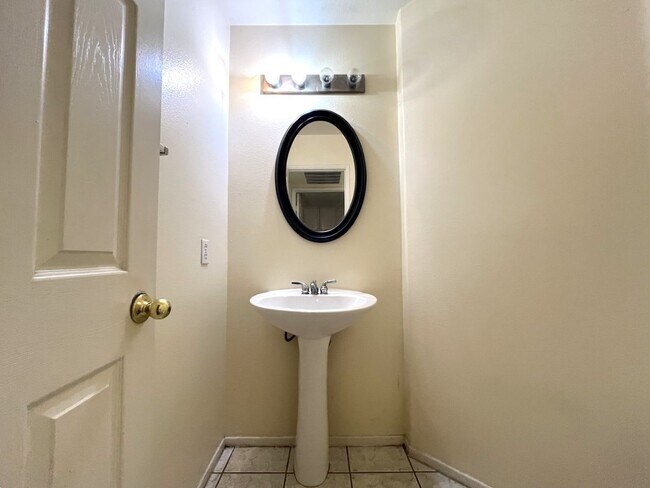 Building Photo - 4 bed, 2.5 bath located in Corona, CA!