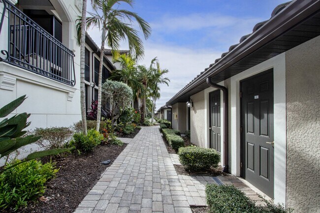 Building Photo - Like new 2BR, 2BA garage condo-Lakewood National