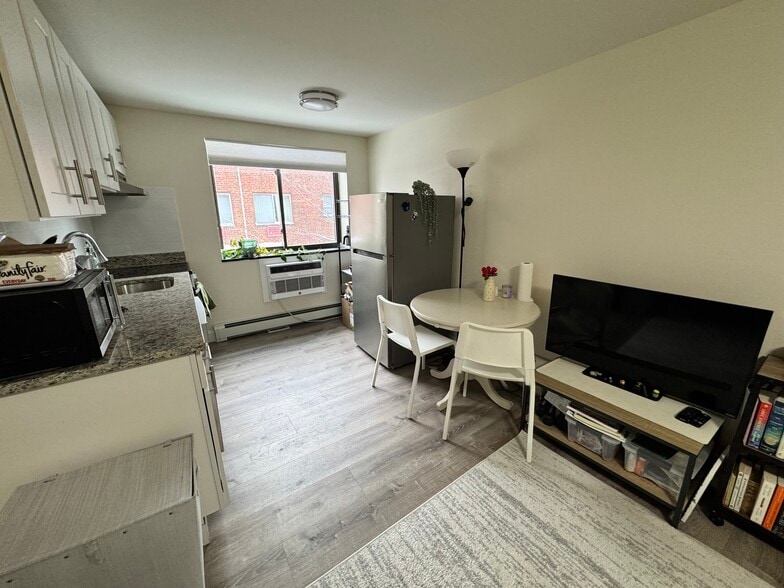 Building Photo - 16 Chester St