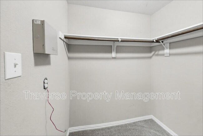 Building Photo - 733 River Hill Ln