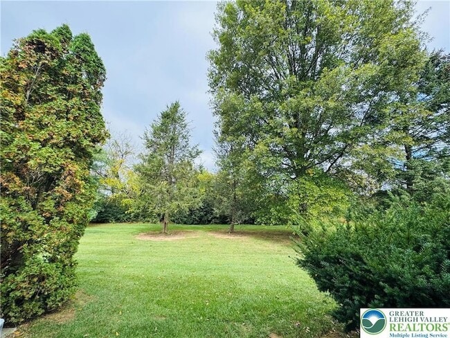 Building Photo - 102 Quaker Dr