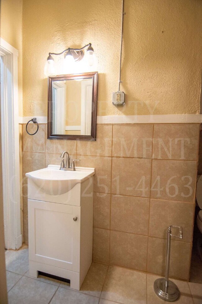 Building Photo - Cute Upstairs 2-Bed Apartment located down...