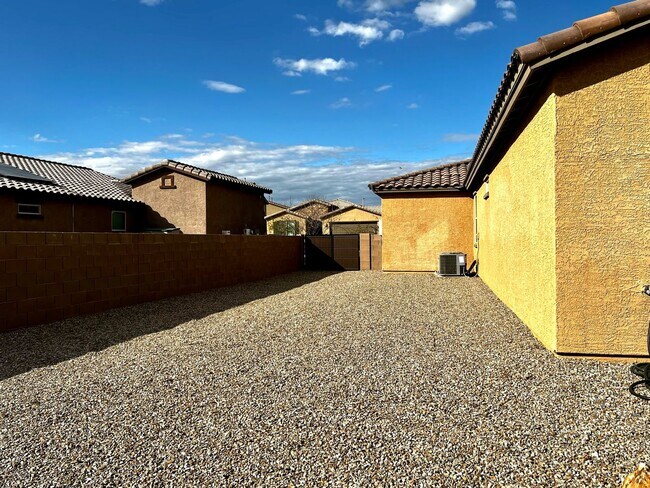 Building Photo - 4 Bedroom Home with 3-Car Garage in Gladde...