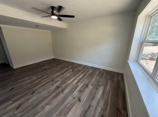 Building Photo - 346 Valley View Dr