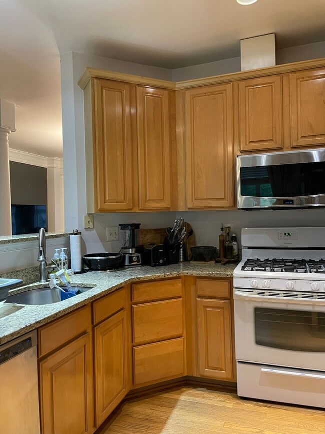 Building Photo - Three Bedroom Townhouse on Eisenhower Aven...