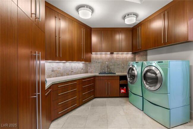 Building Photo - 2 Castle Oaks Ct