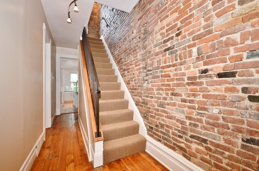 Building Photo - 121 S 16th St