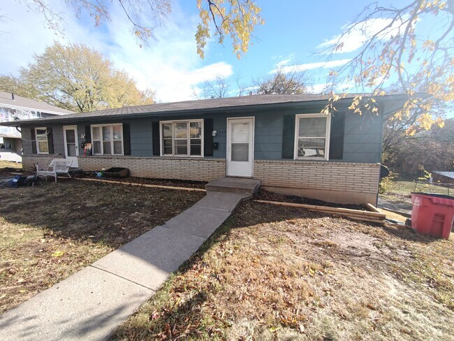 Building Photo - 1509 W Waldo Ave