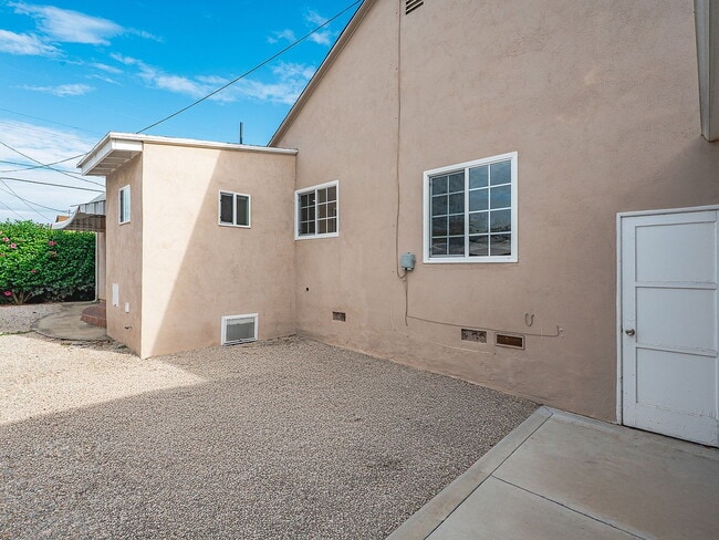 Building Photo - "Spacious 4-Bed, 3-Bath Oasis in Prime Los Angeles Location - 2080 Sq Ft of Comfort!"