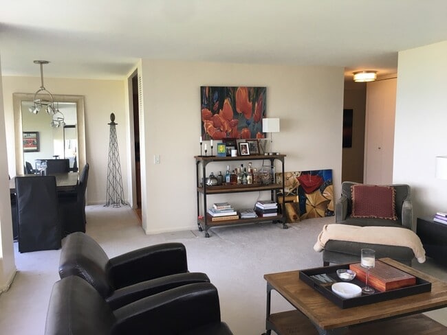 Building Photo - 5445 N Sheridan Rd