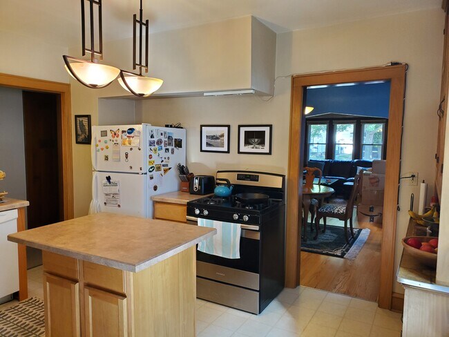 Building Photo - 3263 S Springfield Ave