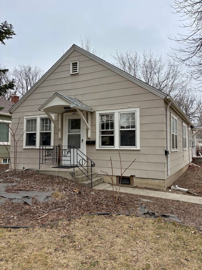 Building Photo - 828 1/2-615 1/2 Miles Ave