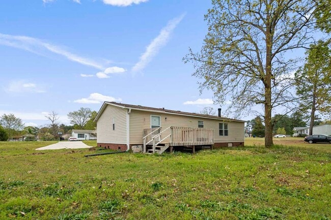Building Photo - 3 Bed 2 Bath Home Close to Fort Bragg