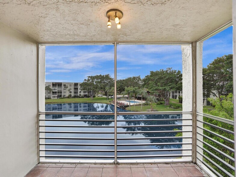 Building Photo - 9330 Lagoon Pl