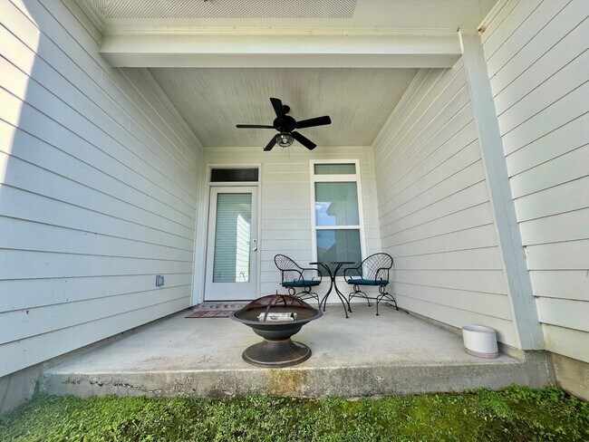 Building Photo - Spacious Two Bedroom Townhouse off Jeffers...