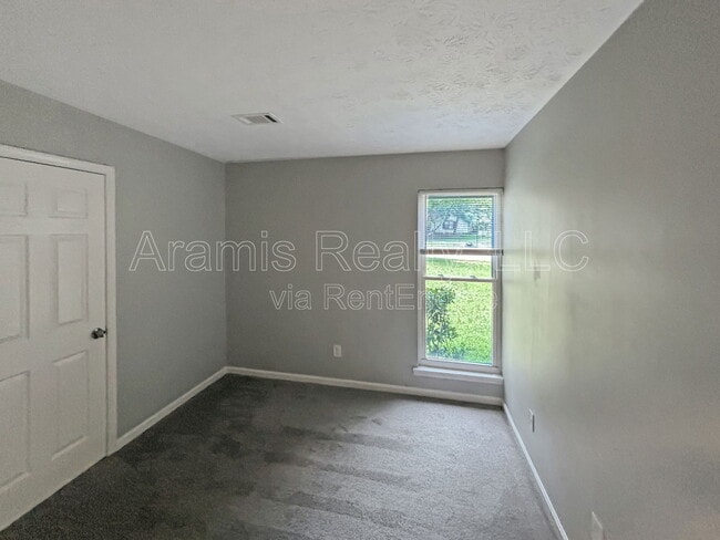 Building Photo - 9241 Woodhill Ln