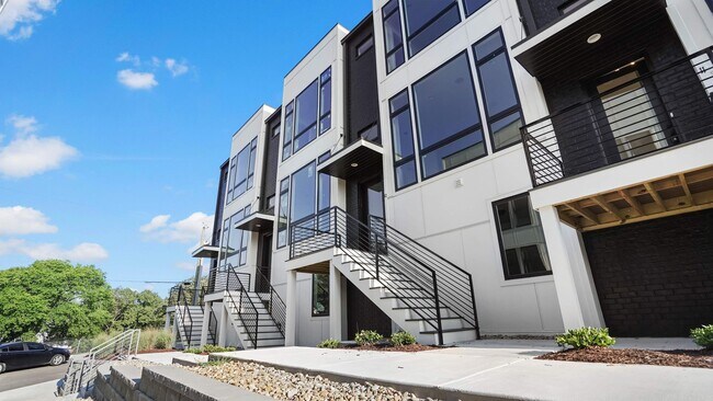 Building Photo - 910 Youngs Ln