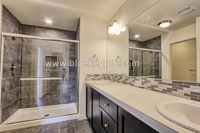 Building Photo - 3 Bed, 2.5 Bath Home in Ridgefield's  McCormick Creek Subdivision