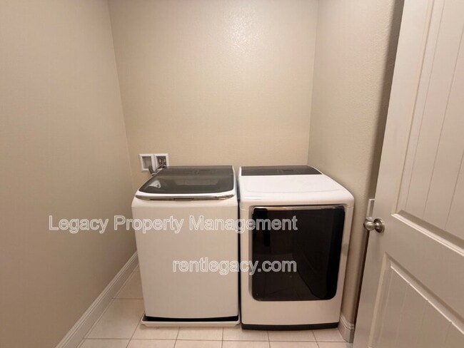 Building Photo - 3224 La Paz Dr