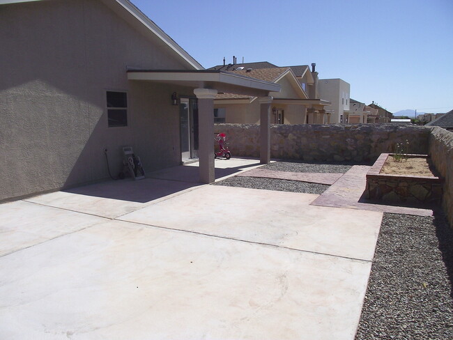 Building Photo - Northeast El Paso 3bed, 2 bath REFRIG A/C ...