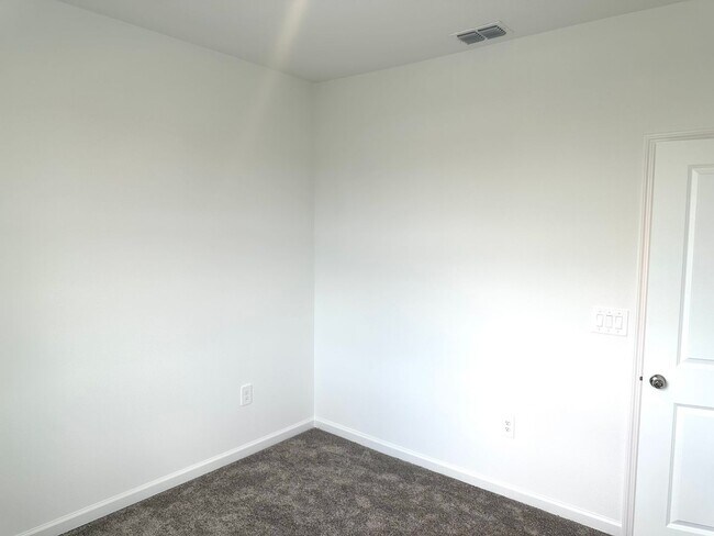 Building Photo - Champions Pointe 3 bed 2.5 bath Town home ...