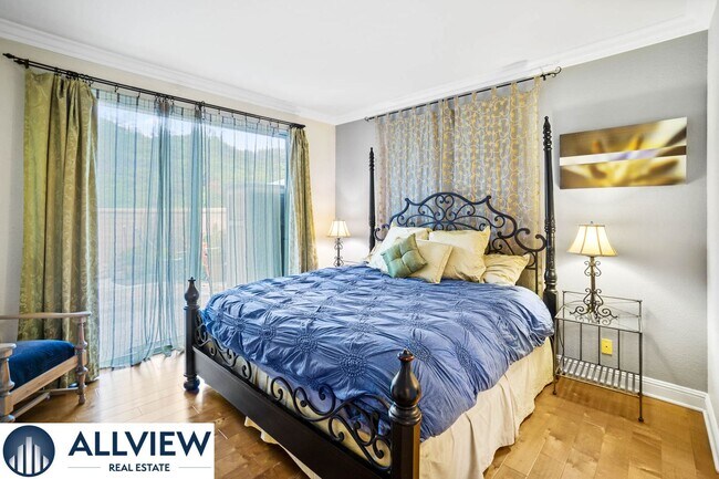 Building Photo - Fully Furnished Townhome with Attached Gar...