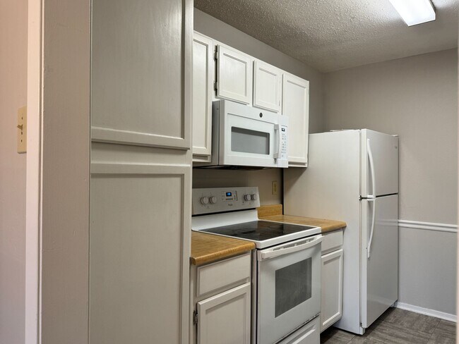 Building Photo - 400 South Town #105 - 2 bedroom Condo